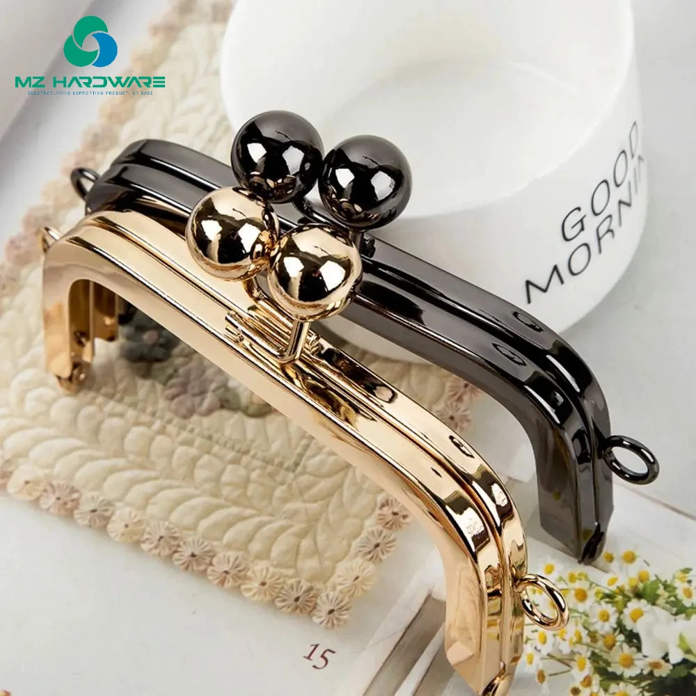 MZhardware Hot Sale DIY Craft Metal Hardware Accessories Vintage Pattern Purse Frame Kiss Clasp Lock Bag Bag Luggage Making