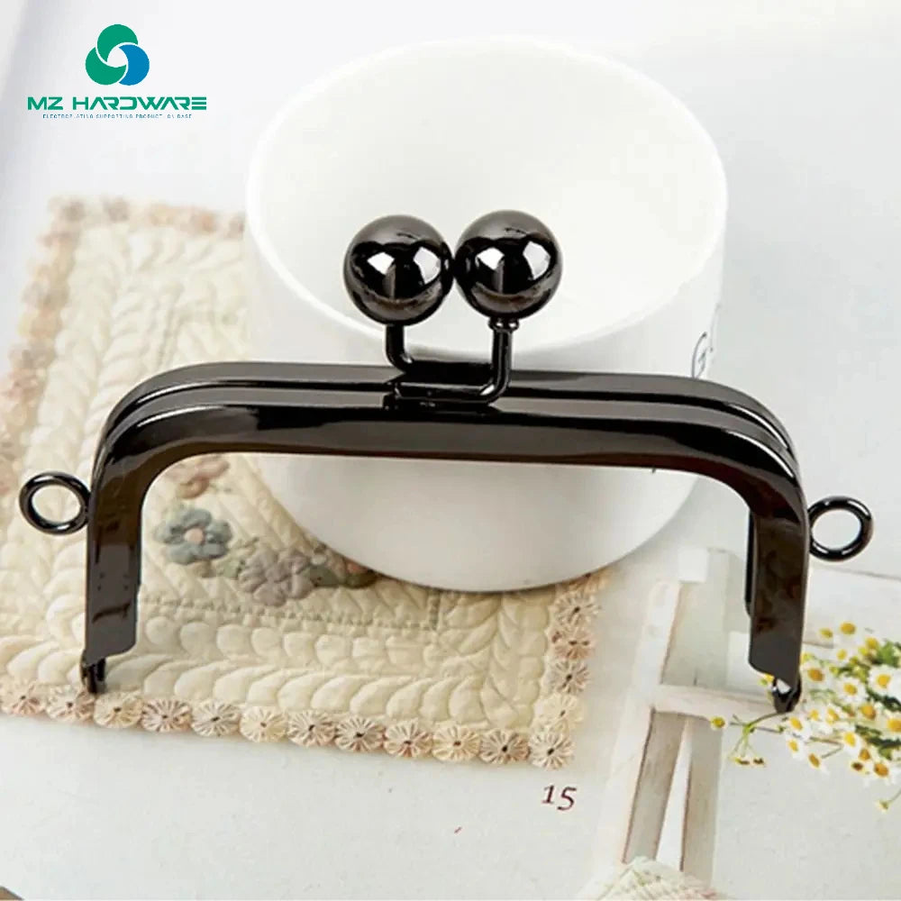 MZhardware Hot Sale DIY Craft Metal Hardware Accessories Vintage Pattern Purse Frame Kiss Clasp Lock Bag Bag Luggage Making